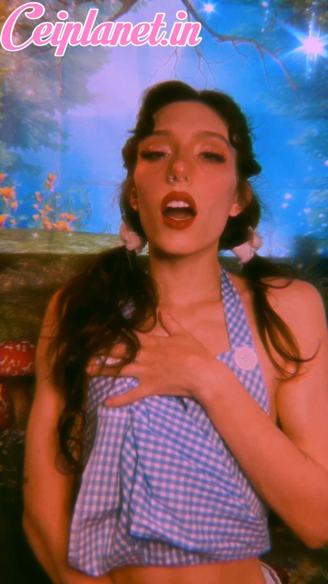Elle Marz – Adult Dorothy cosplay   agony