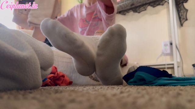 Elle Marz – Unaware giantess folding laundry
