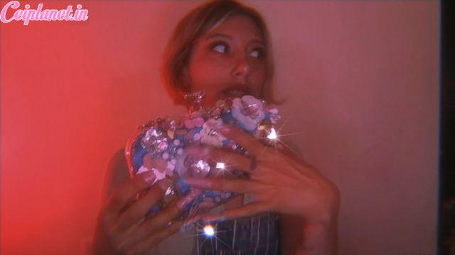 Elle Marz – Whats in my bag ASMR