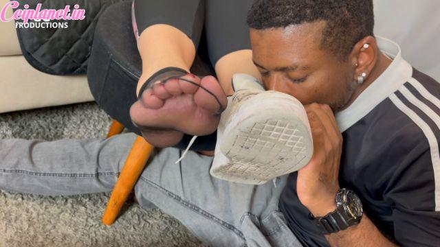 GG Foot Domination – Huge and irresistible foot odor