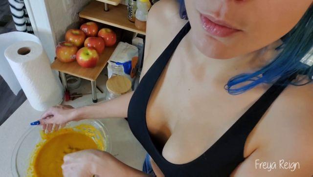 Freya Reign – Holiday Baking With A Giantess Vore