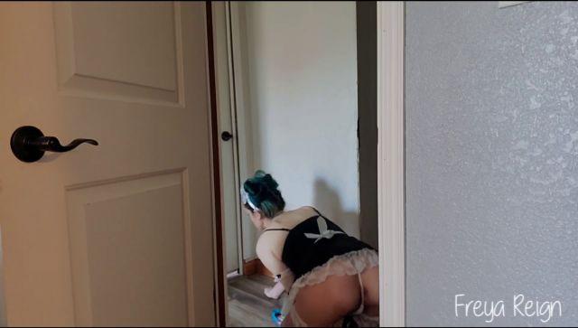 Freya Reign – Sweaty Maid Lets You Sniff Her Armpit