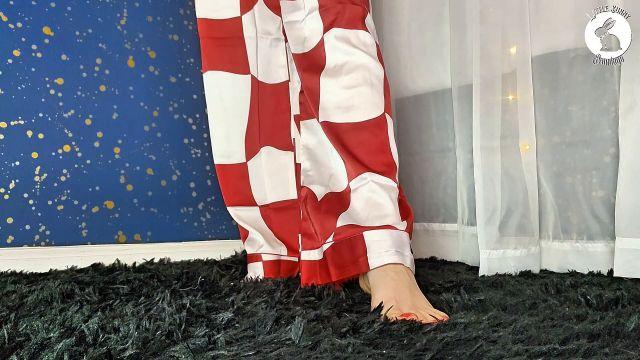 Littlebunnyb – Giantess Vs Dust Bunnies