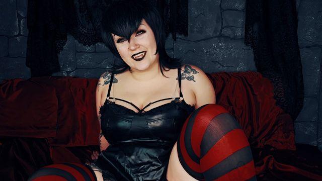 Luna Allora – a Vampires Anatomy Mavis Cosplay