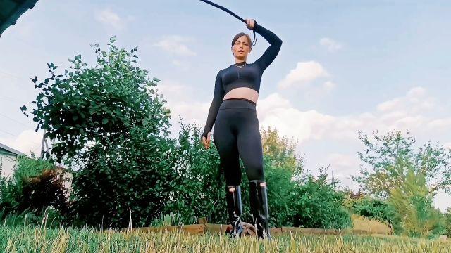 Juliacrown – Bootslut Training Outdoor Edition