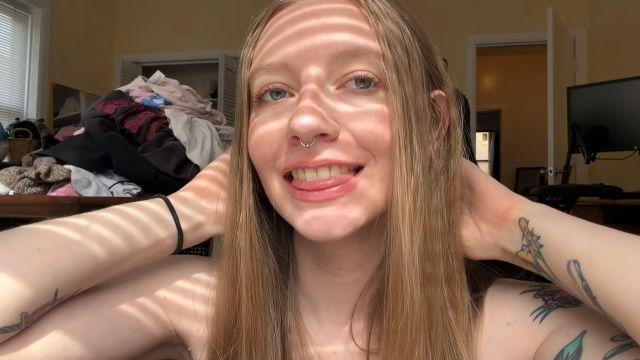 Lucy Spanks – Natural Face Worship Blonde